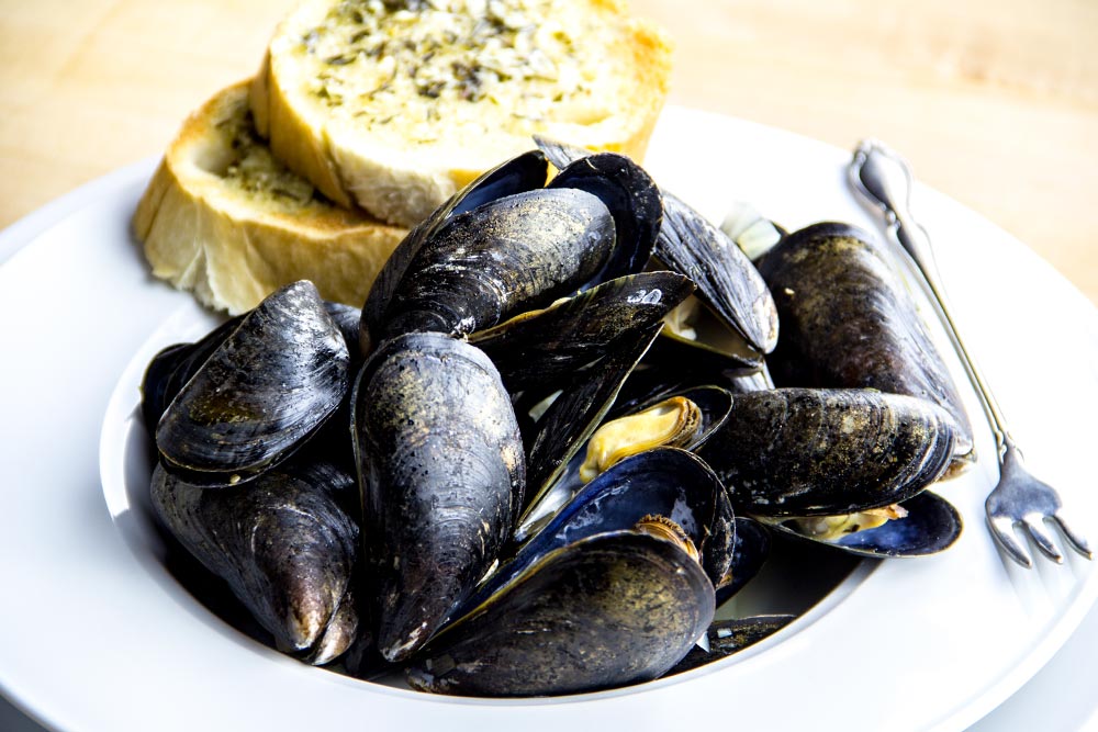 Garlic, Fennel & Tarragon Steamed Mussels Recipe