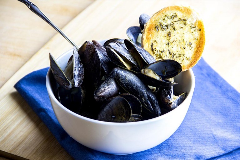 Garlic, Fennel & Tarragon Steamed Mussels Recipe