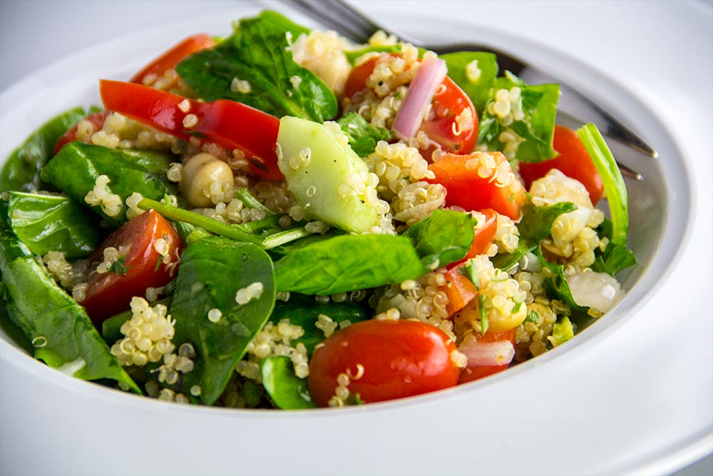 Quinoa Salad with Spinach, Cherry Tomatoes & Chickpeas Recipe