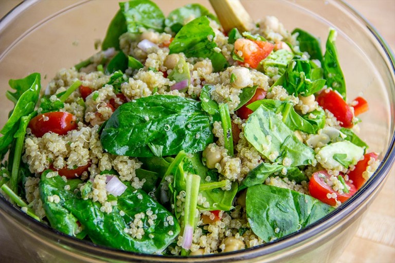 Quinoa Salad with Spinach, Cherry Tomatoes & Chickpeas Recipe