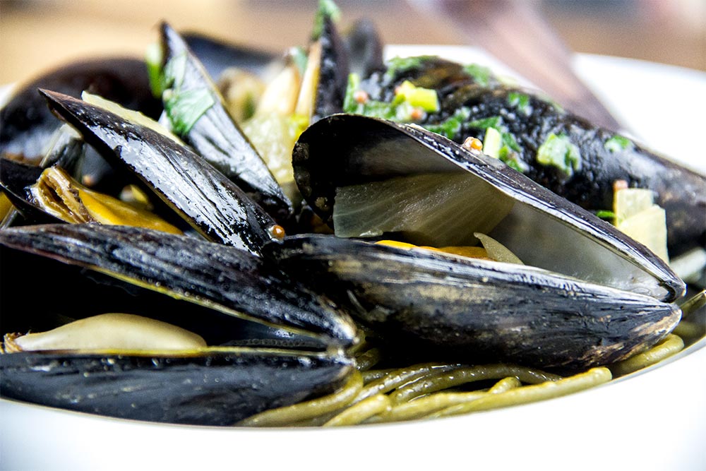 Lager Steamed Mussels with Garlic, Mustard & Spinach Pasta Recipe
