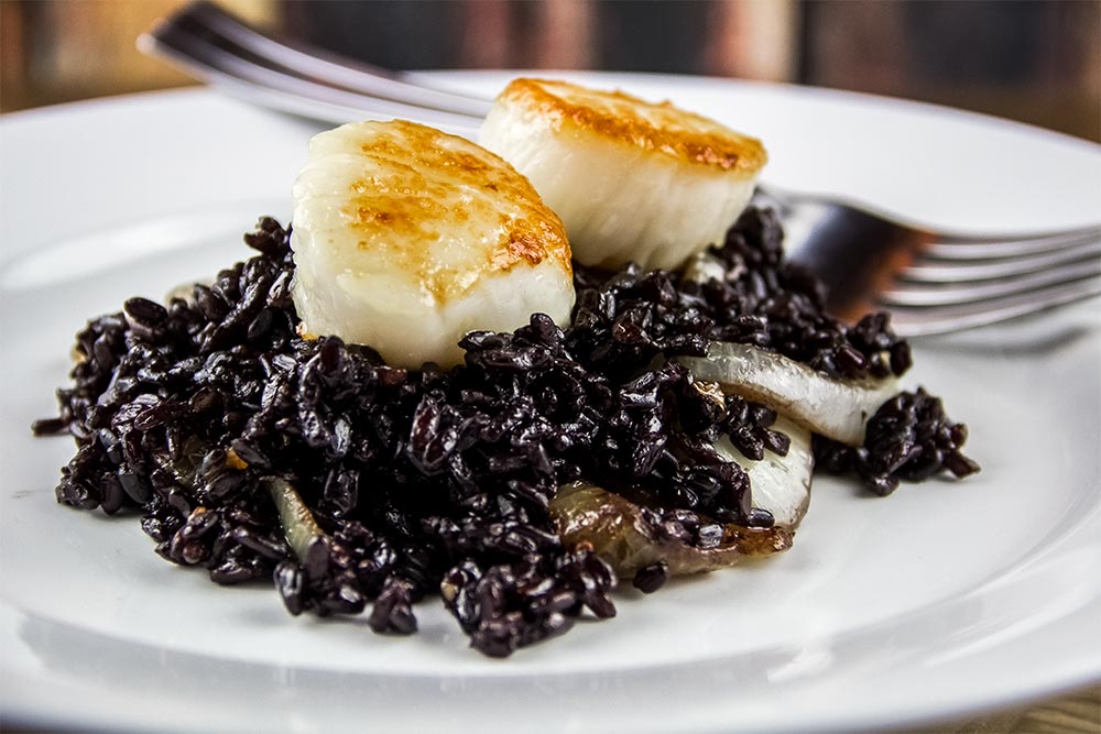 Scallops With Black Rice & Caramelized Onions Recipe